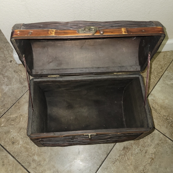 Vintage Wooven Treasure Box Carry Tote - Picture 3 of 9